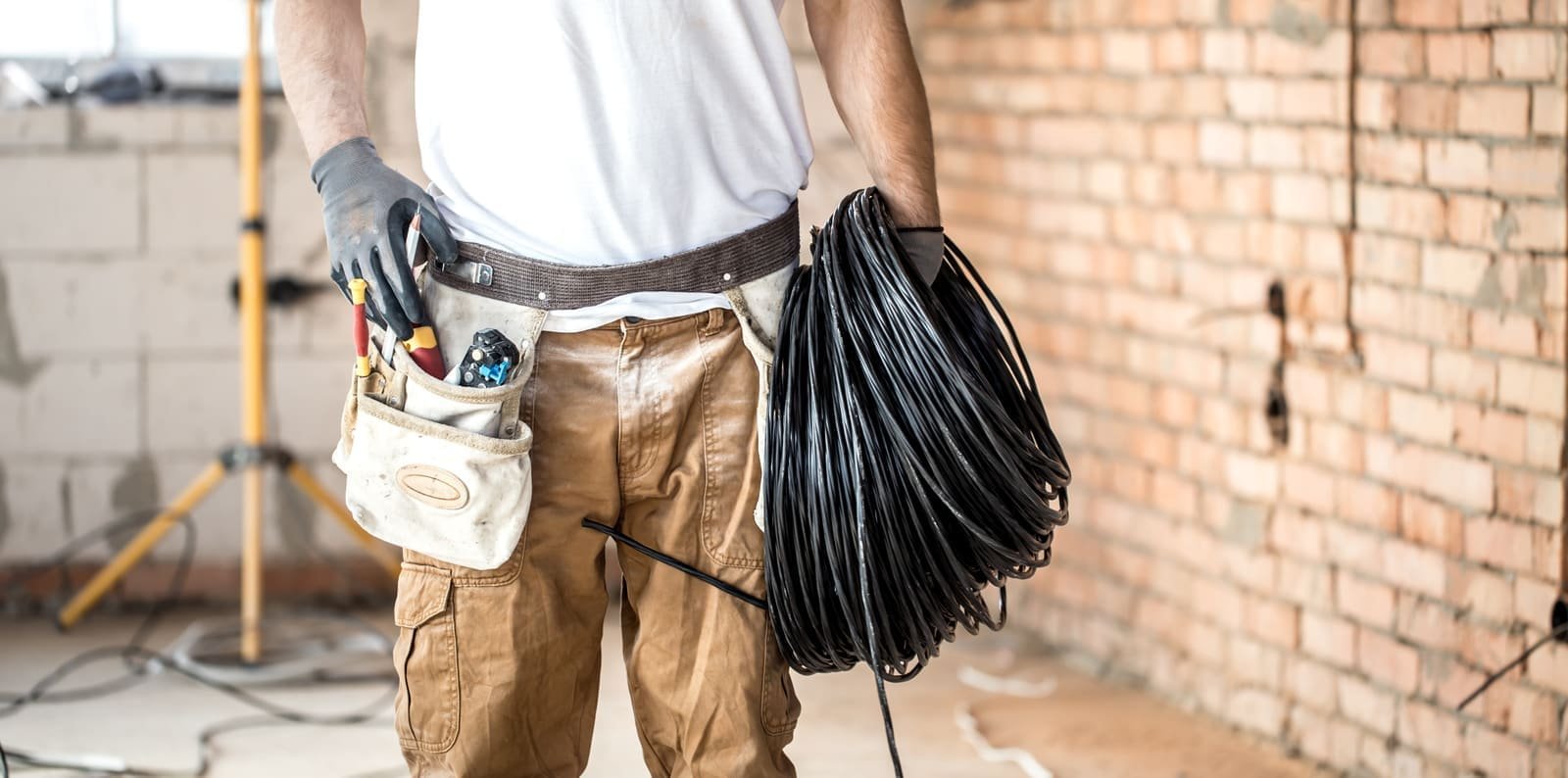 Električar polaže kabel u zaštitne cijevi u Puli
